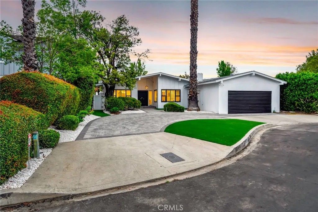 Photo of 16127 Hartsook Street, Encino, CA 91436 (MLS # SR26013968)