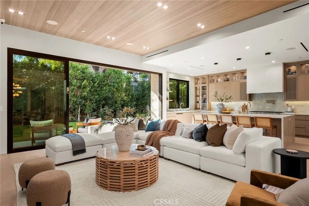 Photo of 4245 Bellaire Ave, Studio City, CA 91604 (MLS # SR26003115)