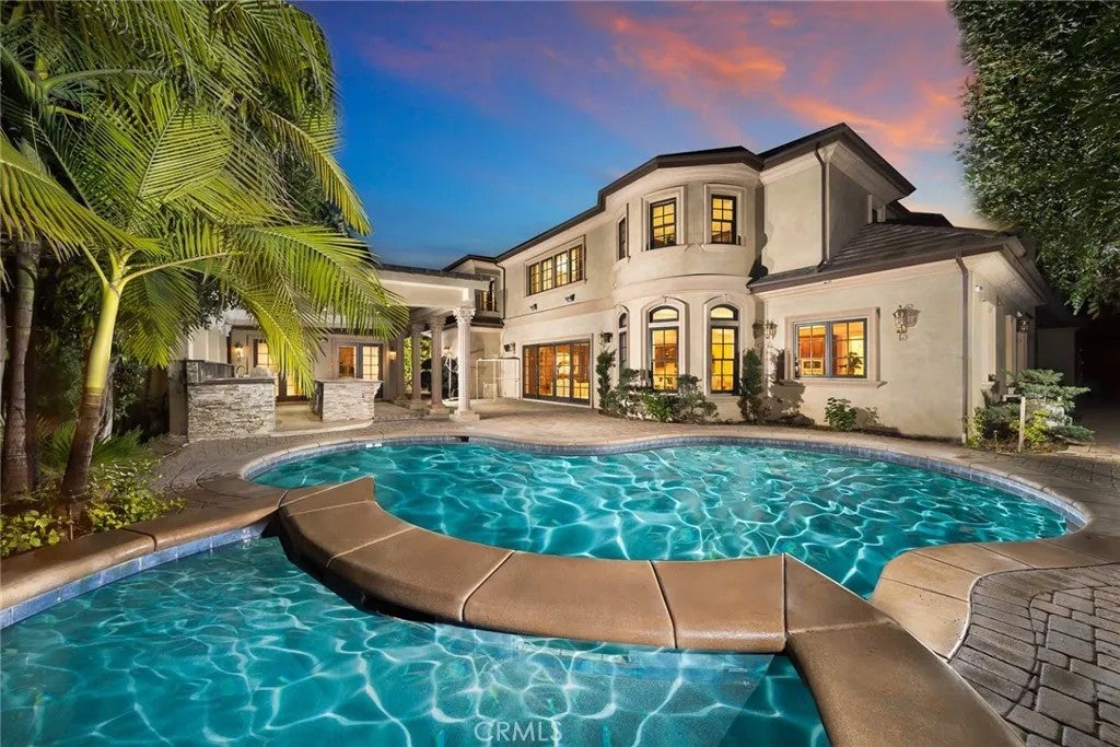 325 W Las Flores Avenue