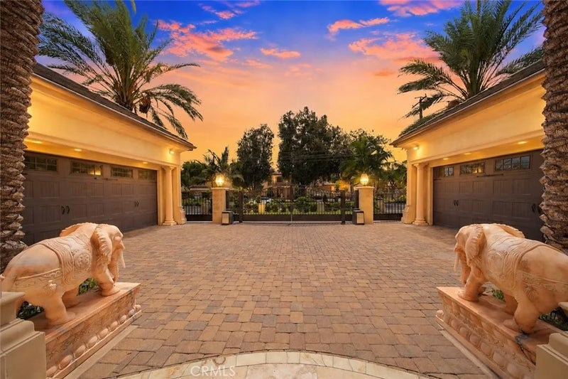 325 W Las Flores Avenue