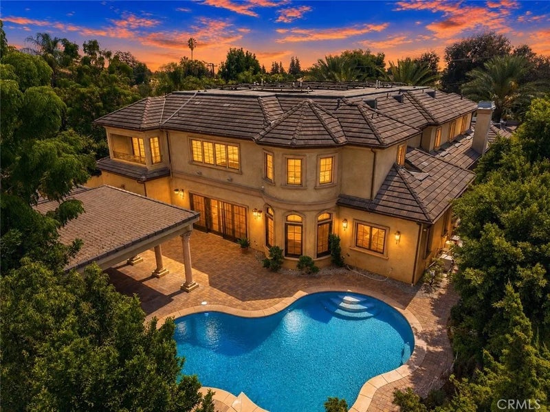 325 W Las Flores Avenue