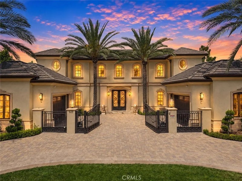 325 W Las Flores Avenue