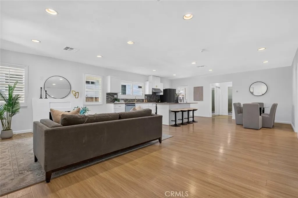 528 W Doran