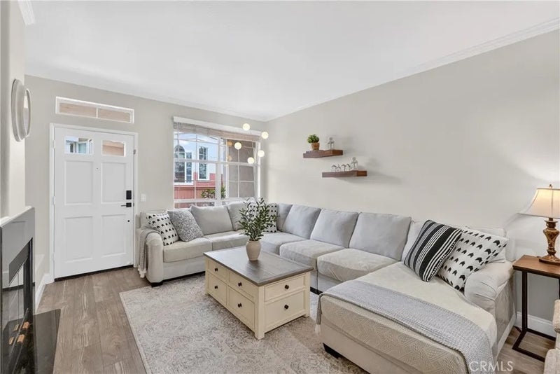 1027 S Stresa