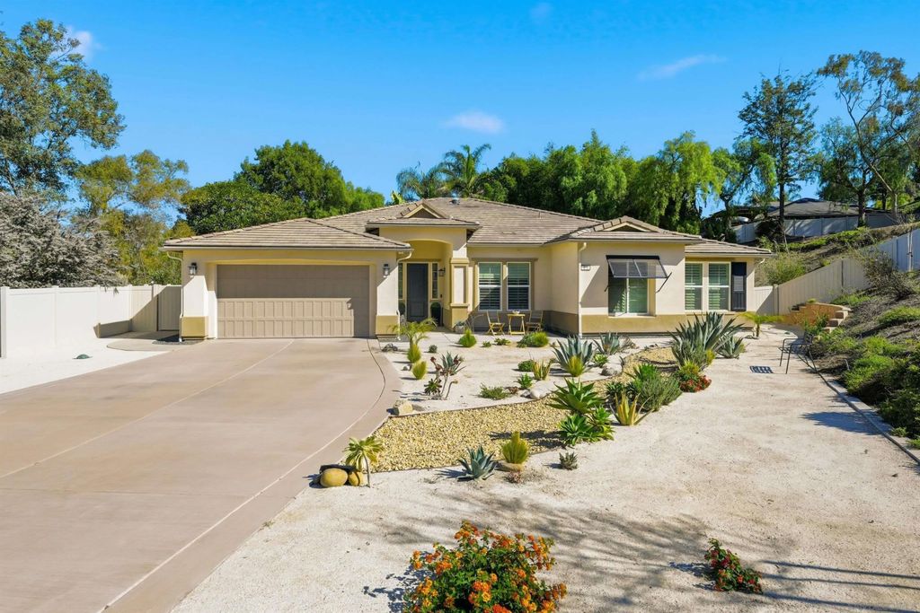 Photo of 406 Glin Ct, Vista, CA 92081 (MLS # 250043319)