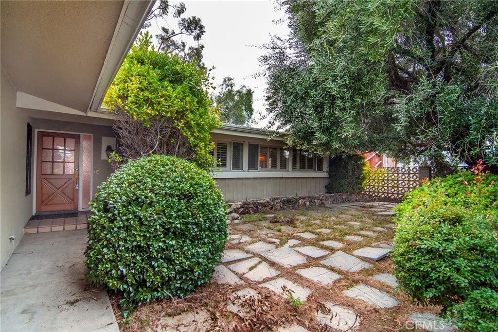 Photo of 5746 Mcdonie Avenue, Woodland Hills, CA 91367 (MLS # SR26016211)