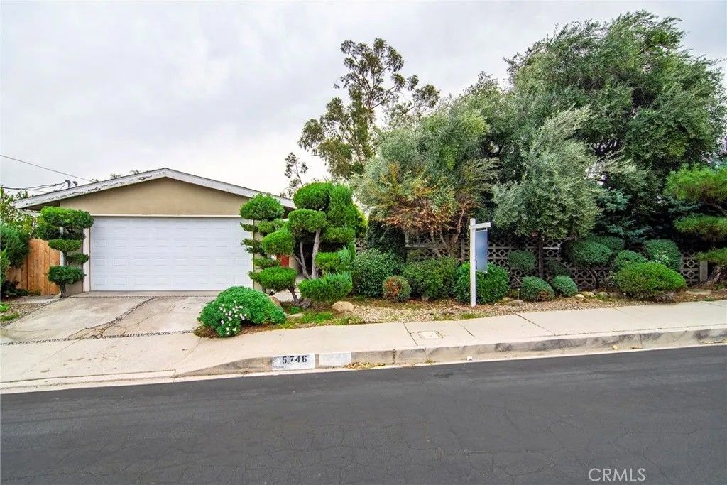 Photo of 5746 Mcdonie Avenue, Woodland Hills, CA 91367 (MLS # SR26016211)