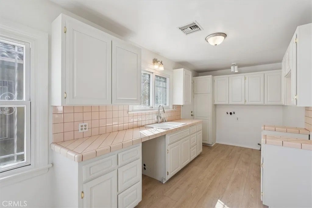 1922 W 84th