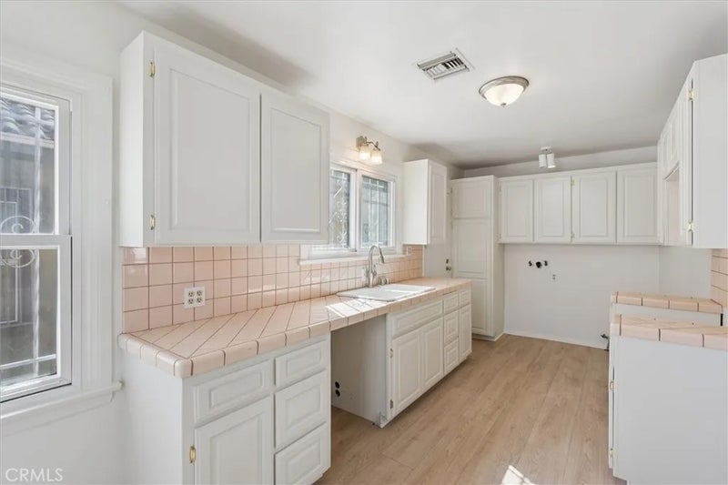1922 W 84th
