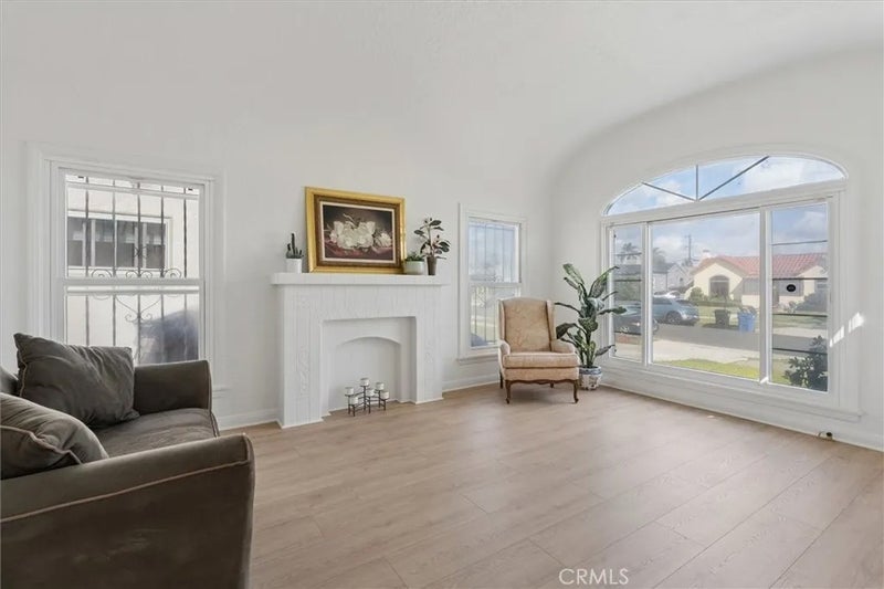 1922 W 84th