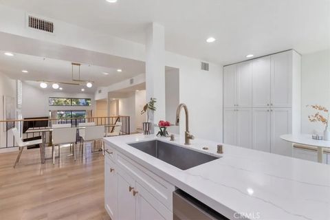 Tiny photo for 15133 Magnolia Blvd #E, Sherman Oaks, CA 91403 (MLS # SR25245303)