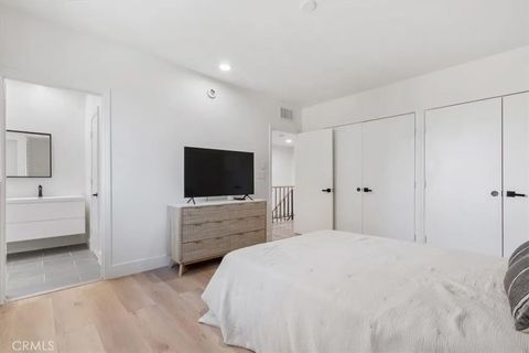 Tiny photo for 15133 Magnolia Blvd #E, Sherman Oaks, CA 91403 (MLS # SR25245303)