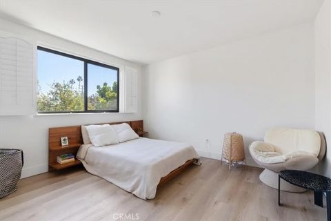 Tiny photo for 15133 Magnolia Blvd #E, Sherman Oaks, CA 91403 (MLS # SR25245303)