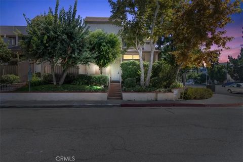 Photo of 15133 Magnolia Blvd #E, Sherman Oaks, CA 91403 (MLS # SR25245303)