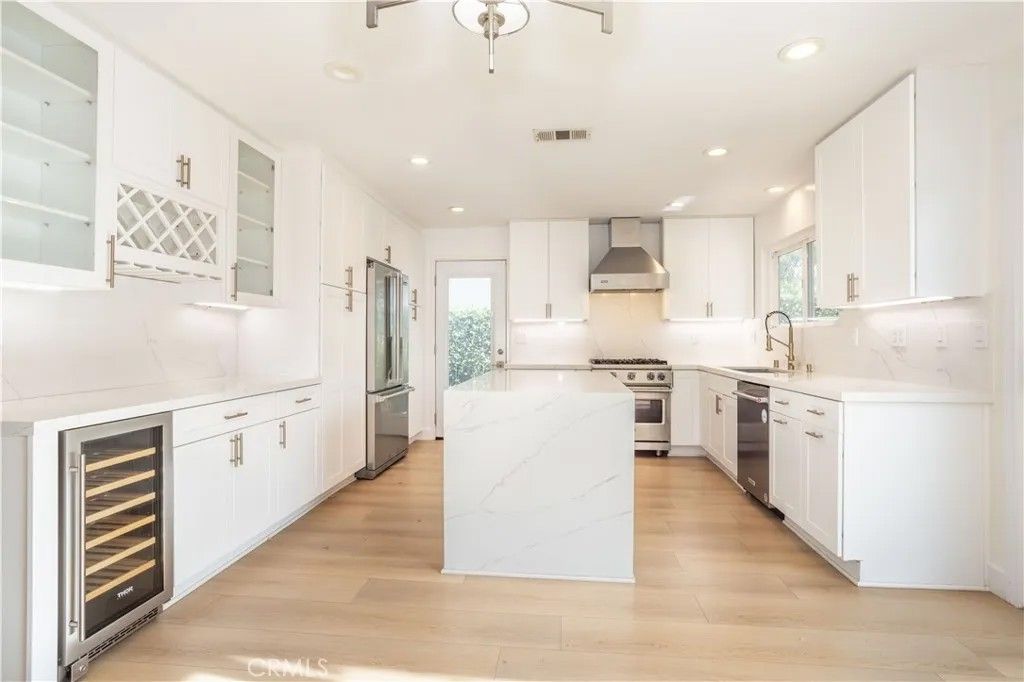 Photo of 19116 Nashville Street, Porter Ranch, CA 91326 (MLS # SR25282112)