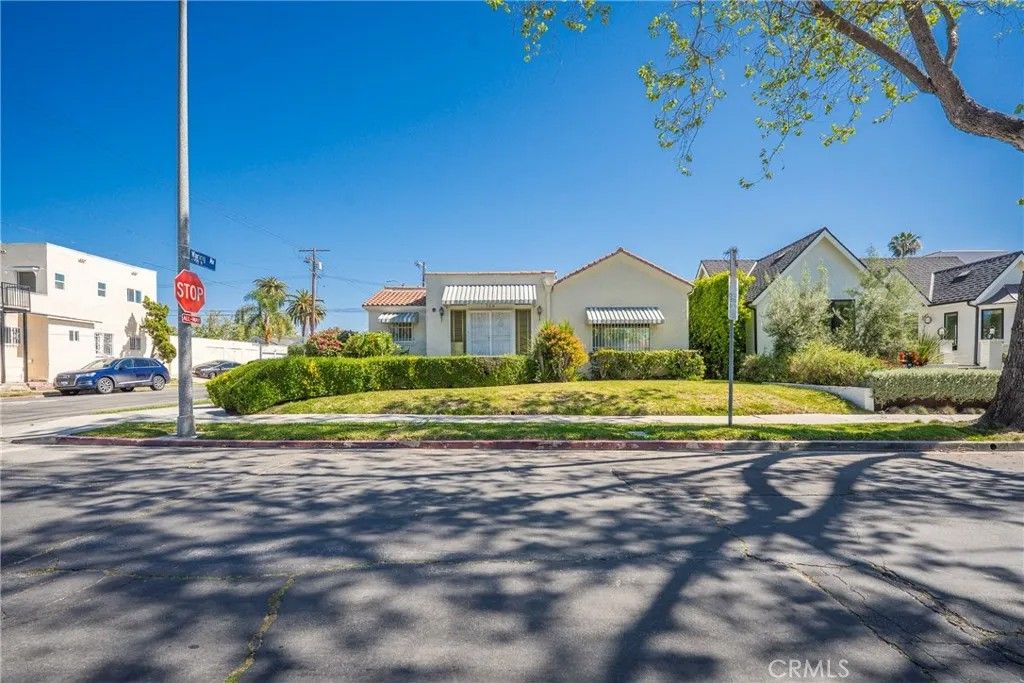 Photo of 758 N Mansfield Ave, Los Angeles, CA 90038 (MLS # SR26055978)