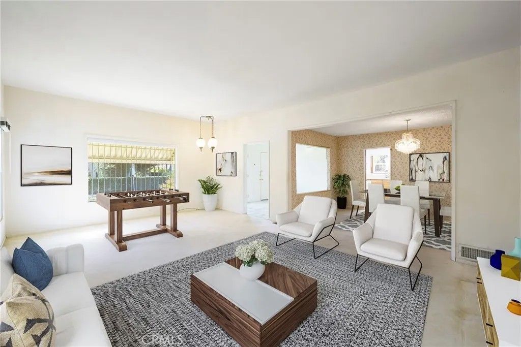 Photo of 758 N Mansfield Ave, Los Angeles, CA 90038 (MLS # SR26055978)