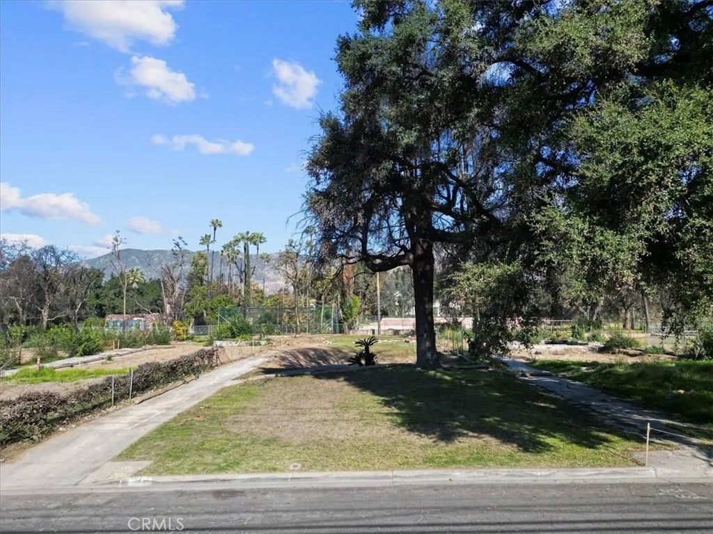 Photo of 215 E Calaveras St, Altadena, CA 91001 (MLS # DW25279715)