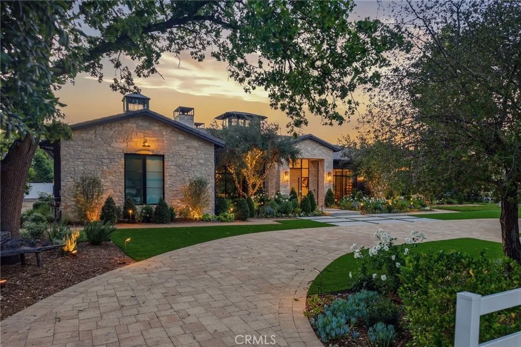 5241 Twin Oaks