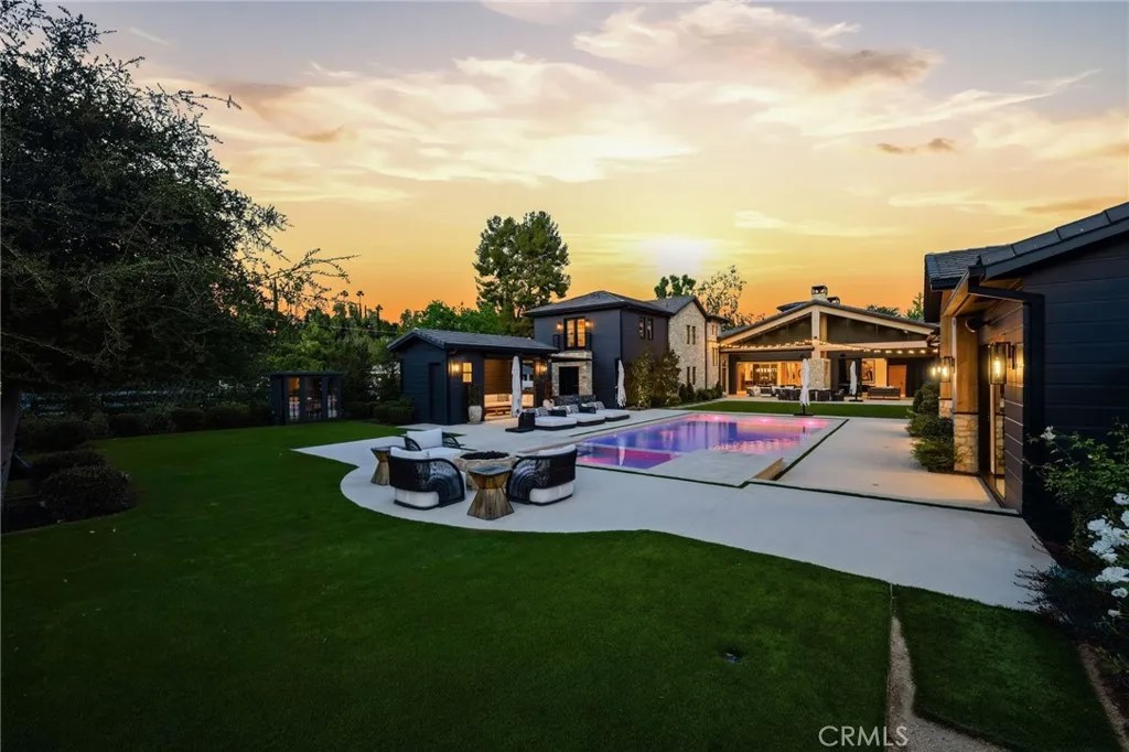 5241 Twin Oaks