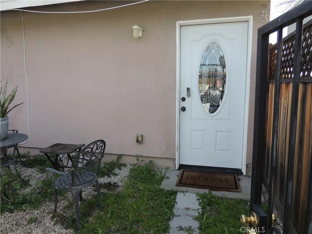 Photo of 23470 Victory Boulevard, Woodland Hills, CA 91367 (MLS # SR26046402)