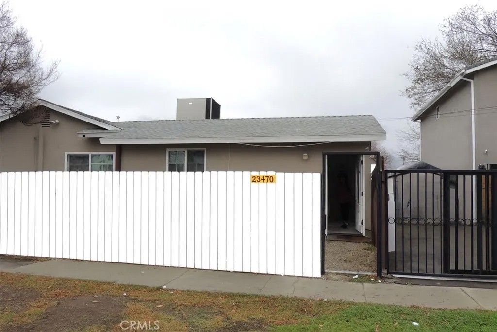 Photo of 23470 Victory Boulevard, Woodland Hills, CA 91367 (MLS # SR26046402)