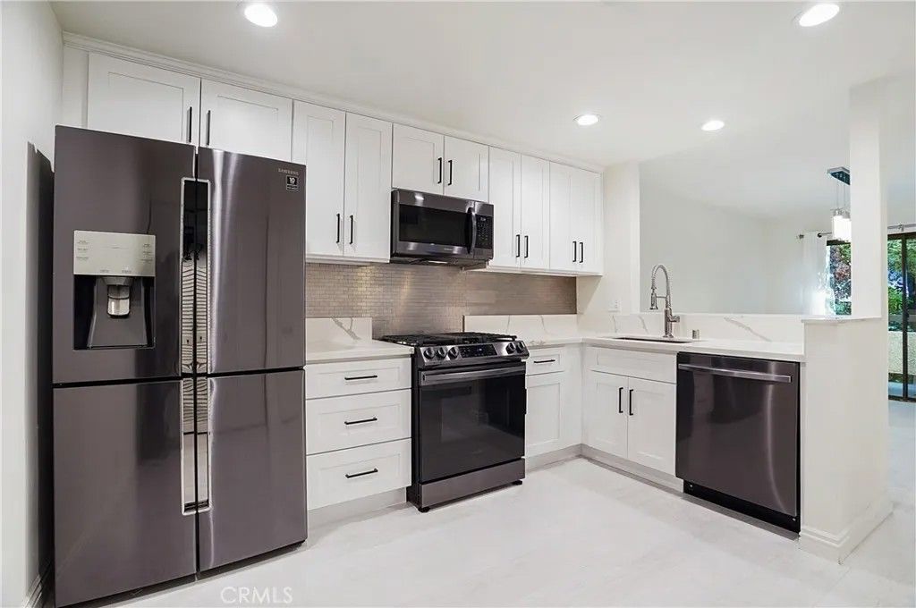 Photo of 21620 Burbank Blvd #20, Woodland Hills, CA 91367 (MLS # SR26061102)