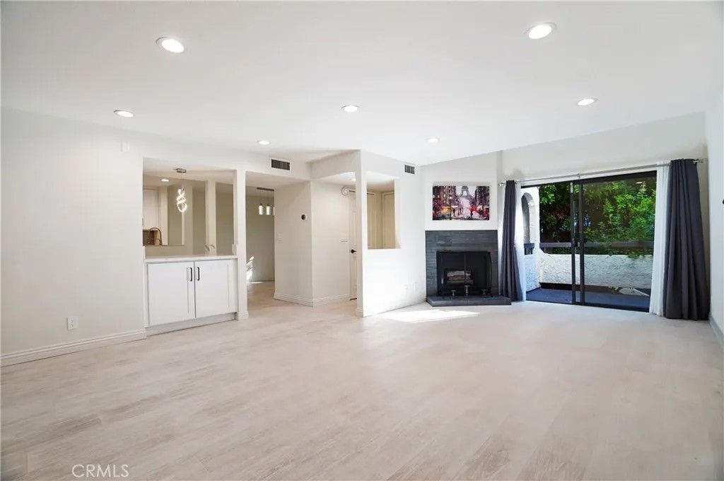 Photo of 21620 Burbank Blvd #20, Woodland Hills, CA 91367 (MLS # SR26061102)