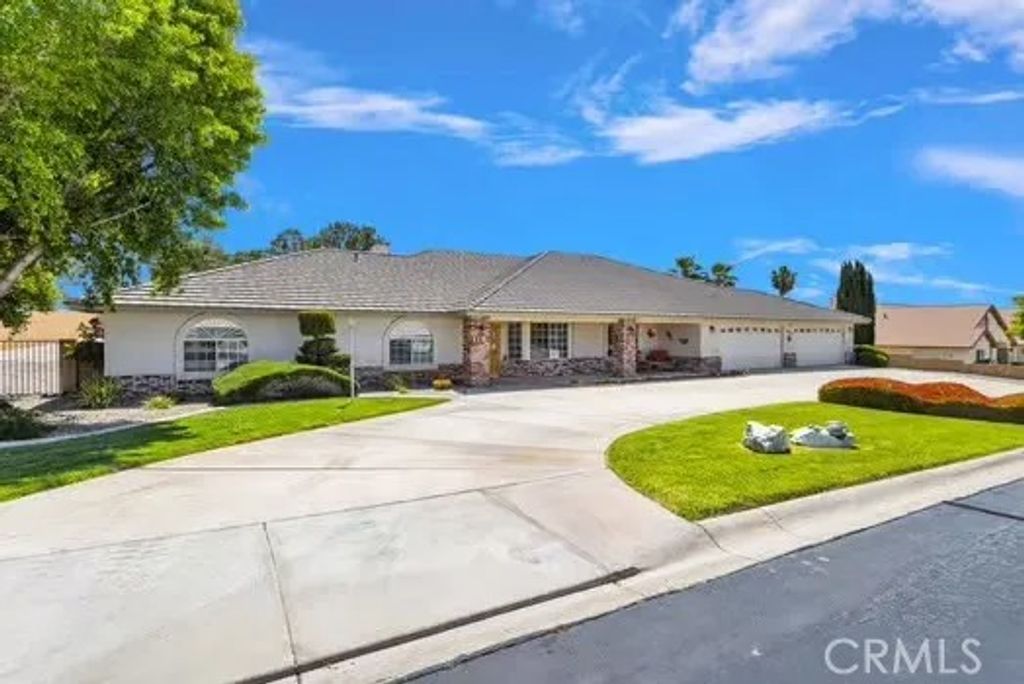 Photo of 19875 Eyota Road, Apple Valley, CA 92308 (MLS # CV26085022)