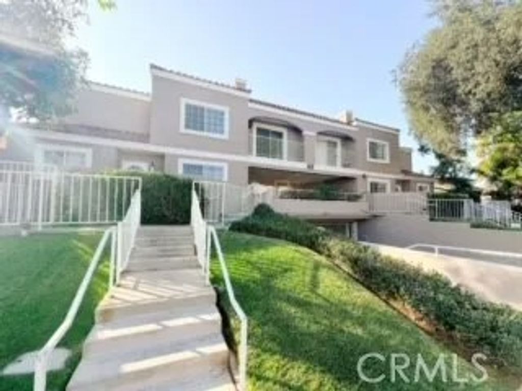 Photo of 49 N Parkwood Ave #12, Pasadena, CA 91107 (MLS # WS26038833)