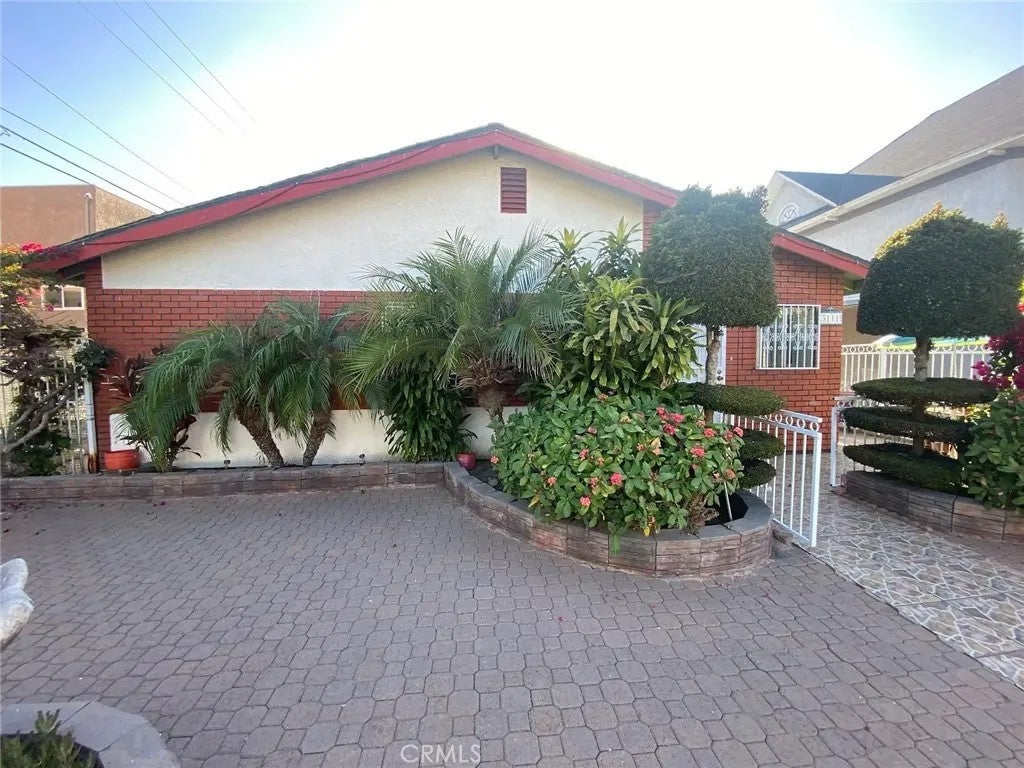 Photo of 3111 Halldale Ave, Los Angeles, CA 90018 (MLS # SR26129745)