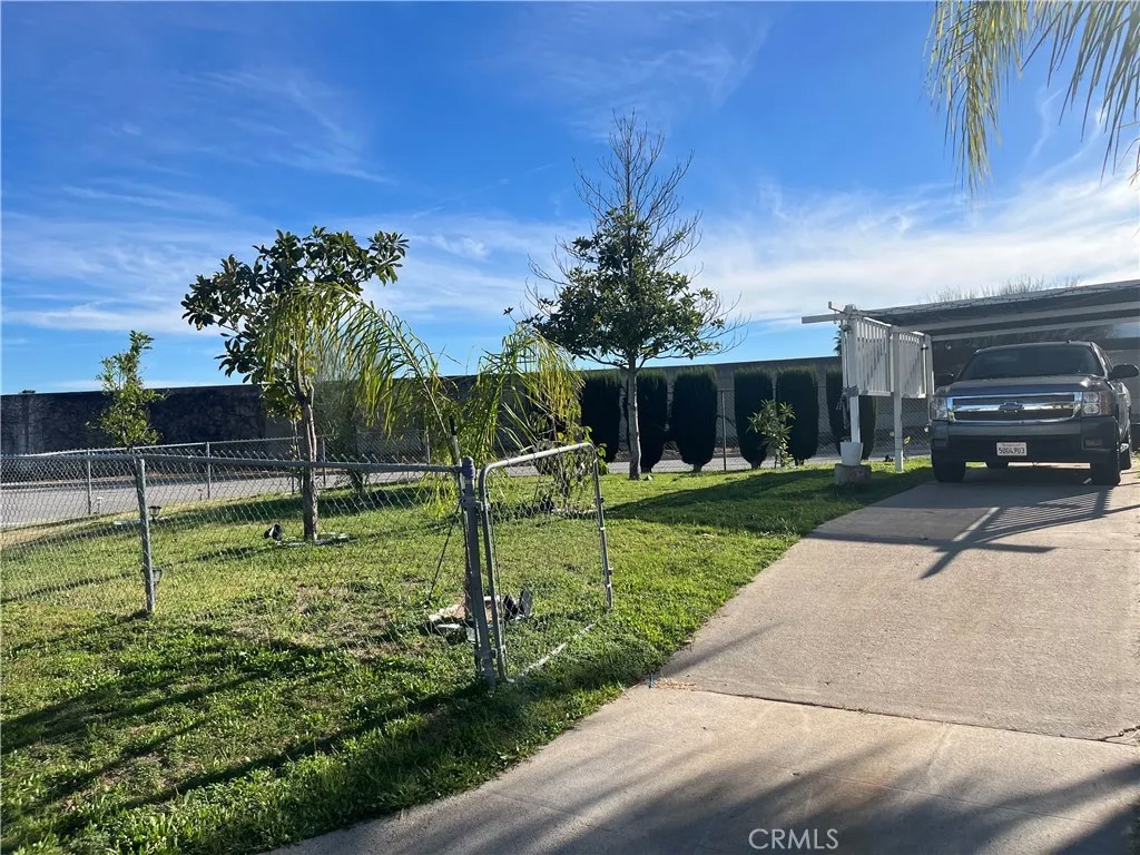 1233 W Lynwood