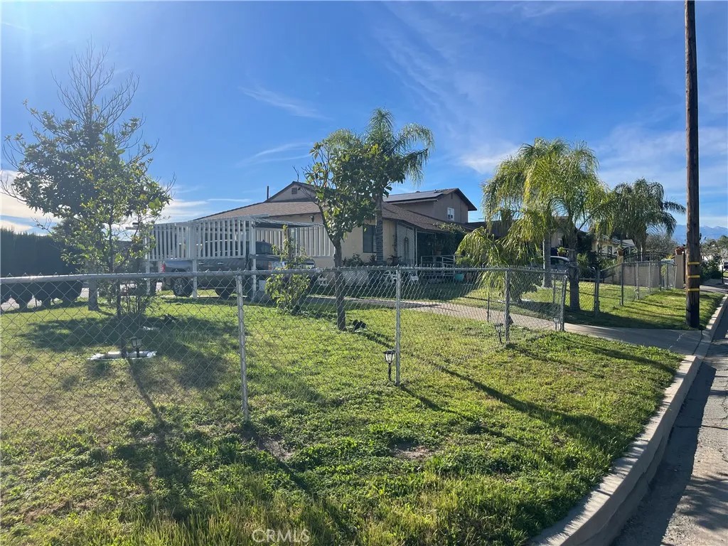 1233 W Lynwood