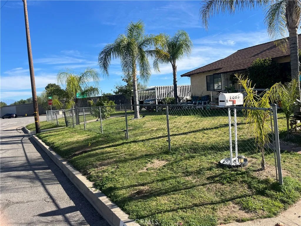 1233 W Lynwood