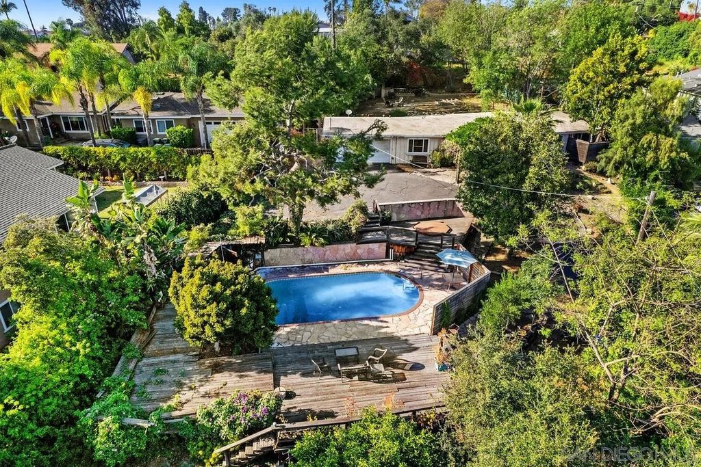 Photo of 320 Beaumont Dr, Vista, CA 92084 (MLS # 260007103)