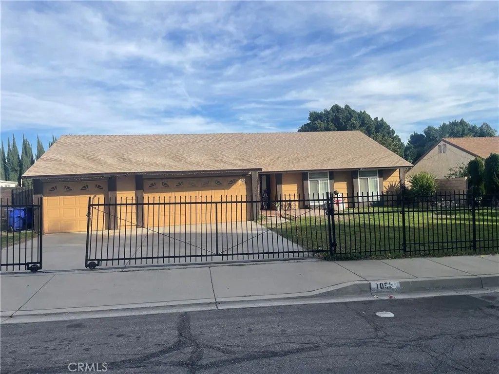 Photo of 1053 N Wisteria Ave, Rialto, CA 92376 (MLS # CV25278044)