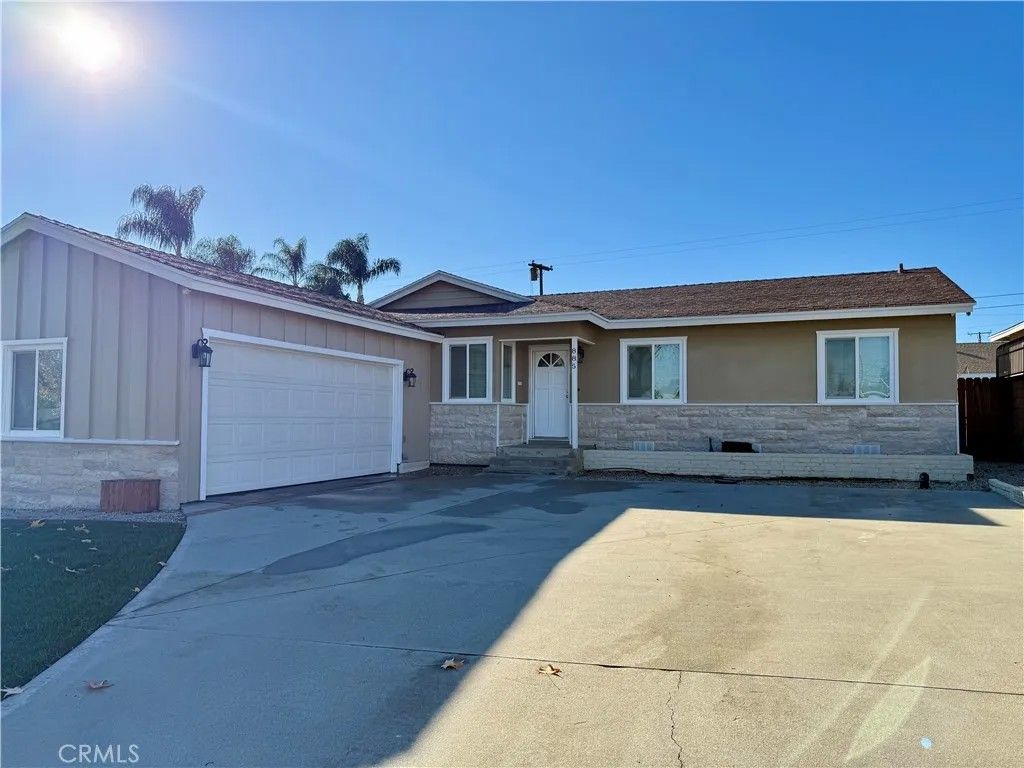 Photo of 885 Altura Way, Upland, CA 91786 (MLS # CV26008226)