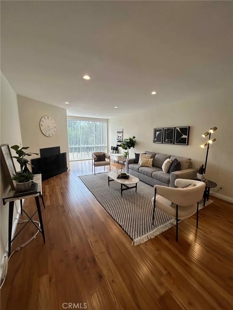 12720 Burbank 114