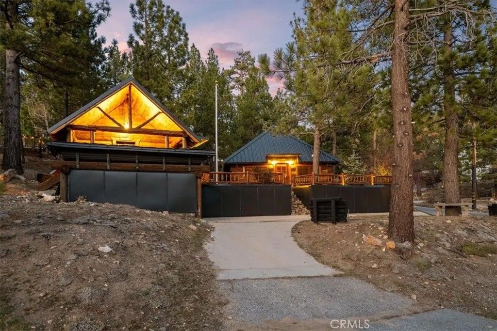 Photo of 39056 Willow Landing, Big Bear Lake, CA 92315 (MLS # IG26033110)