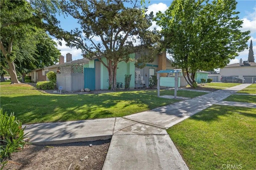 Photo of 6912 N Half Moon, Bakersfield, CA 93309 (MLS # GD26073629)