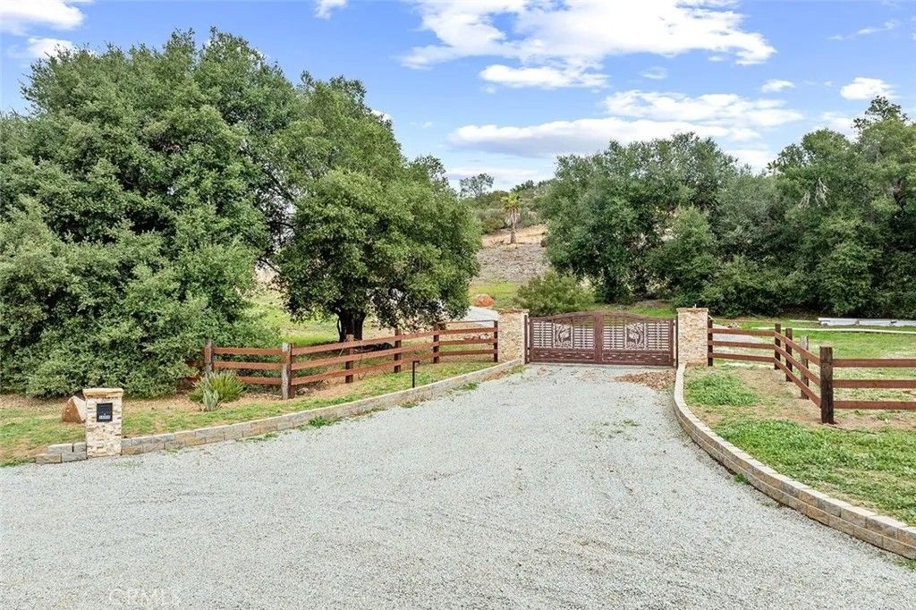 Photo of 39948 Avenida La Cresta, Murrieta, CA 92562 (MLS # SW25219033)