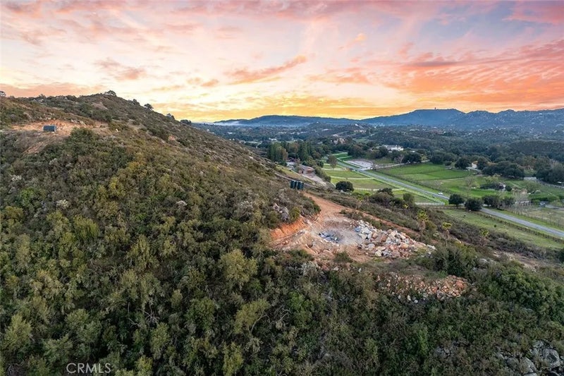 39948 Avenida La Cresta
