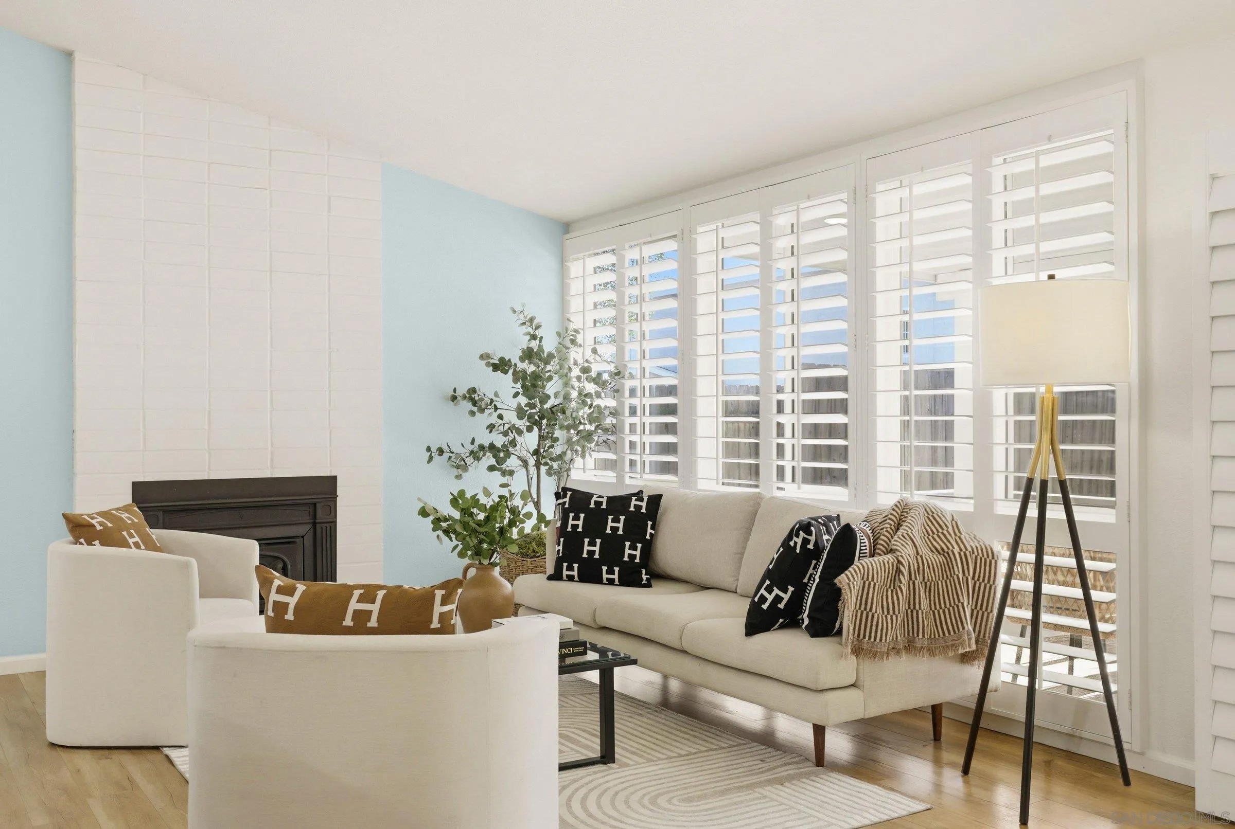 6636 Bisby Lake