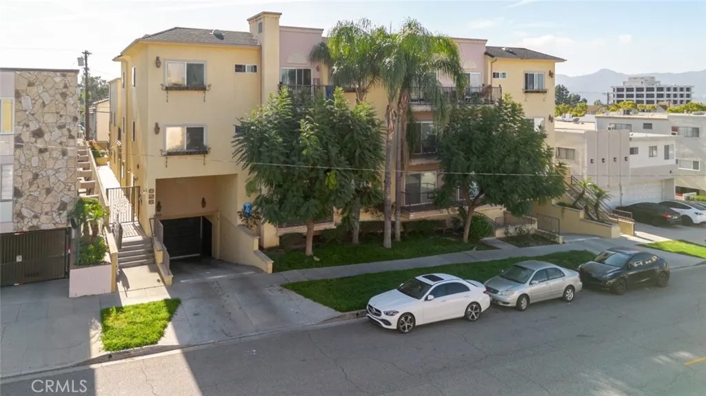 626 E Orange Grove Avenue 204