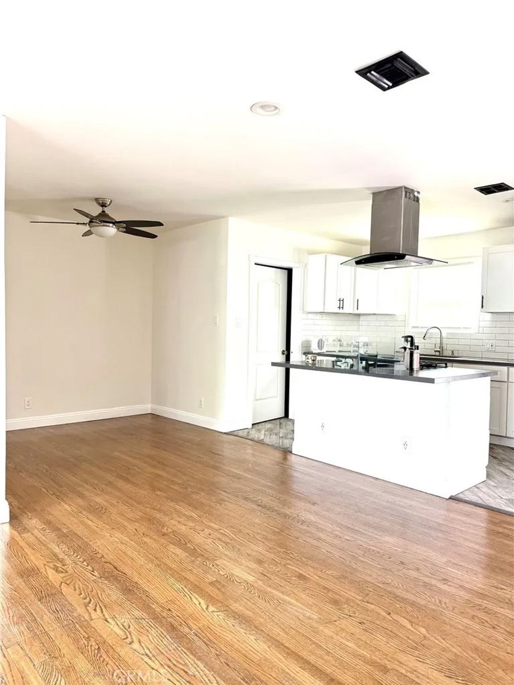 Photo of 6716 Etiwanda, Reseda, CA 91335 (MLS # SR25265204)