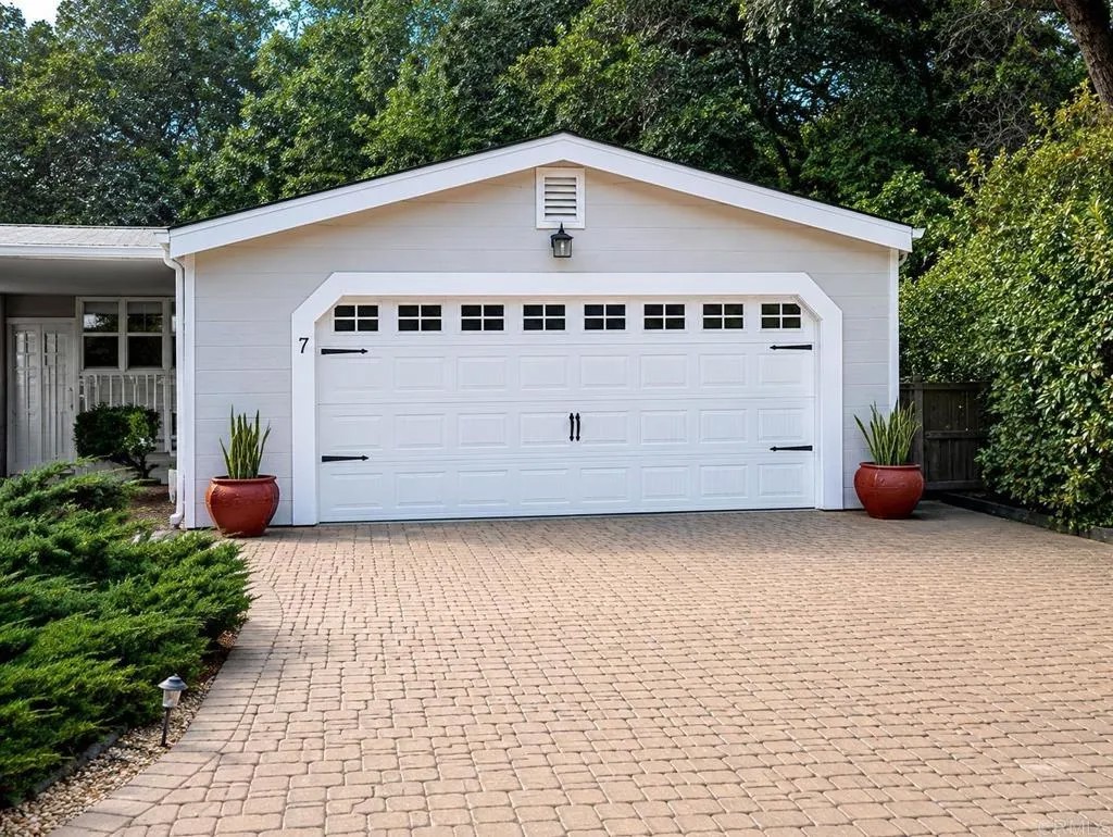 8975 Lawrence Welk Drive 7