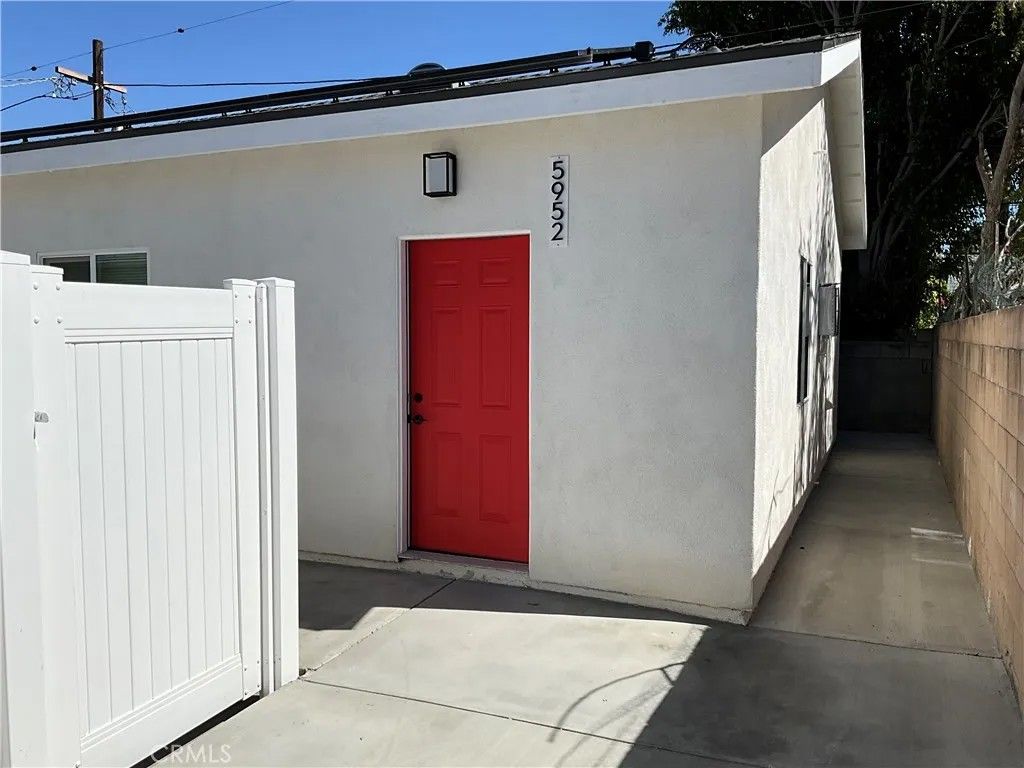 Photo of 5952 Balcom Avenue, Encino, CA 91316 (MLS # SR25236339)