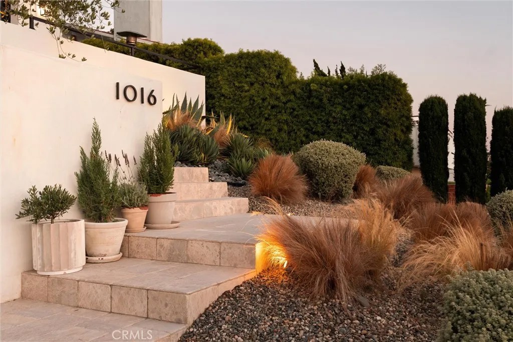 1016 Via Romero