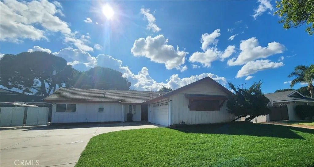 Photo of 924 Lorna Street, Corona, CA 92882 (MLS # OC25265173)