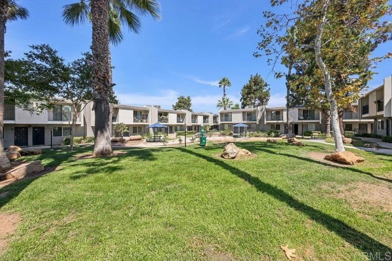1045 Peach Ave 25